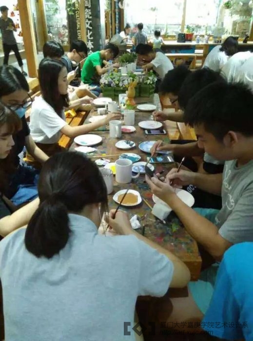 同学们绘制瓷盘
