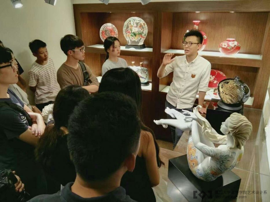 当地老师讲解法蓝瓷发展历程及艺术特色