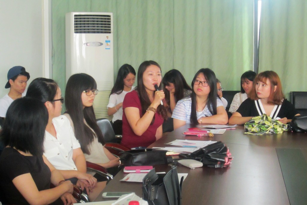 毕业生党员王娜交流求职体会