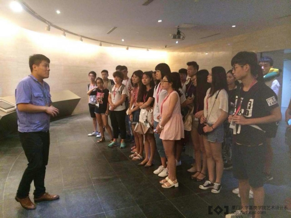 美的工作人员给学生们讲解